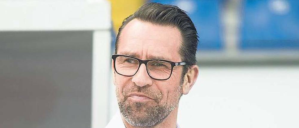 Blick nach vorn. Manager Preetz wünscht sich offensiveren Fußball. Foto: Simon/Imago
