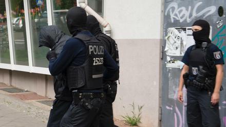 Polizeibeamte in Berlin einen Mann ab.