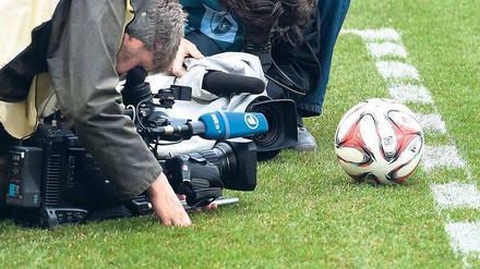 Begierde des Objektivs. Fernsehen und Fußball sind fest miteinander verbunden. Der Fan ist Dritter im Bunde, vorausgesetzt, er bezahlt. 