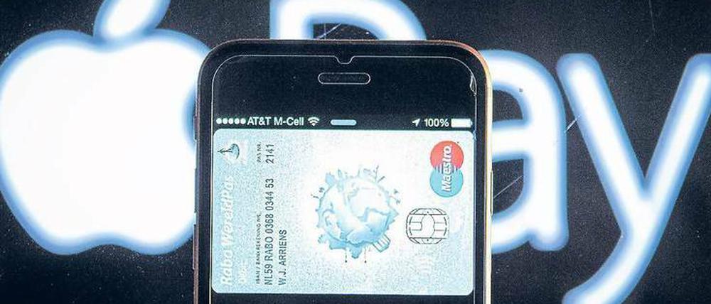 Smartphone statt Kreditkarte. Der Bezahldienst Apple Pay startet noch in diesem Jahr in Deutschland. 