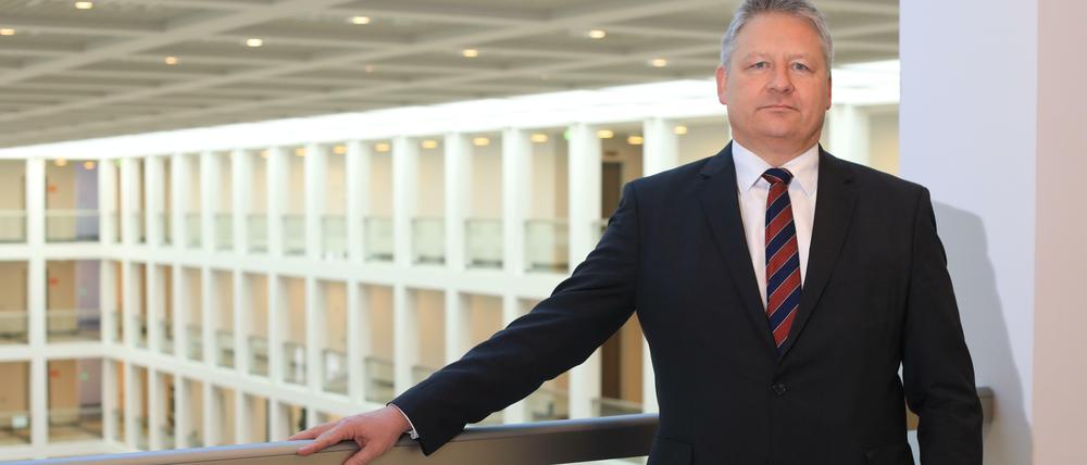 BND-Chef Bruno Kahl im Atrium seines neuen Behördengebäudes.