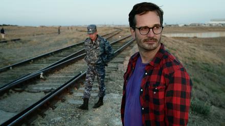 David Farrier reist unter anderem nach Benin, Japan und Großbritannien, um düstere Urlaubsziele zu erkunden.