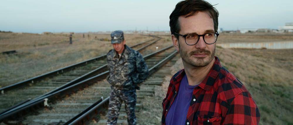 David Farrier reist unter anderem nach Benin, Japan und Großbritannien, um düstere Urlaubsziele zu erkunden.