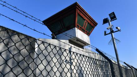 Sicherheitsleuchten und Überwachungskameras auf dem Gelände der Justizvollzugsanstalt Tegel zu sehen.