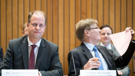 Joachim Stamp (FDP, l) nordrhein-westfälischer Integrationsminister und Peter Biesenbach (CDU, r), Justizminister des Landes Nordrhein Westfalen, bei einer Sondersitzung zur möglicherweise rechtswidrigen Abschiebung des tunesischen Islamisten Sami A.