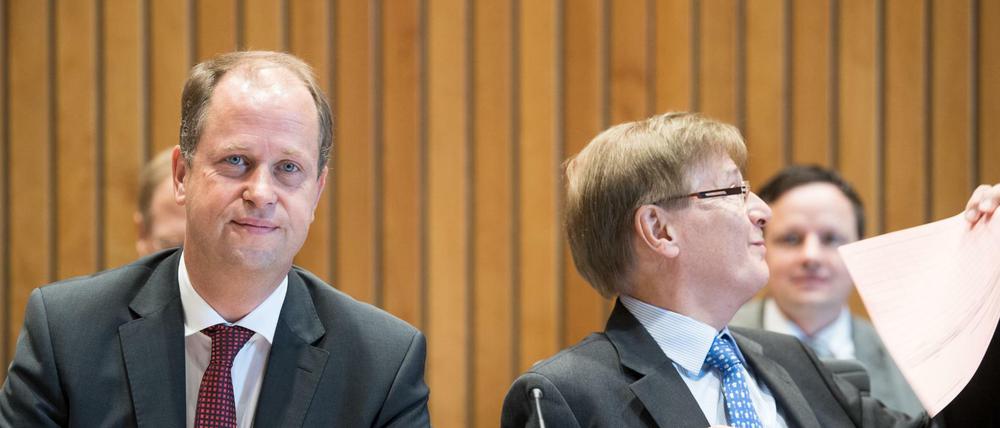 Joachim Stamp (FDP, l) nordrhein-westfälischer Integrationsminister und Peter Biesenbach (CDU, r), Justizminister des Landes Nordrhein Westfalen, bei einer Sondersitzung zur möglicherweise rechtswidrigen Abschiebung des tunesischen Islamisten Sami A.