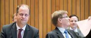 Joachim Stamp (FDP, l) nordrhein-westfälischer Integrationsminister und Peter Biesenbach (CDU, r), Justizminister des Landes Nordrhein Westfalen, bei einer Sondersitzung zur möglicherweise rechtswidrigen Abschiebung des tunesischen Islamisten Sami A.