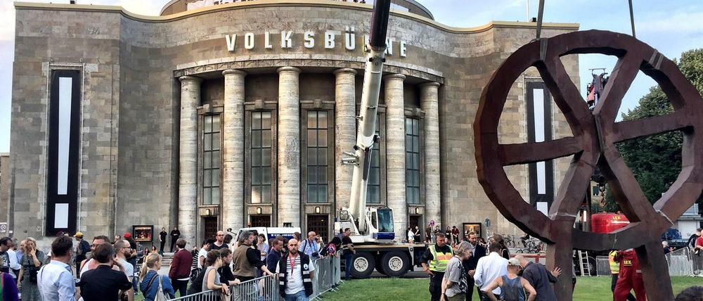 Protest wegen Chris Dercon: Das "Räuberrad" vor der Volksbühne am Rosa-Luxemburg-Platz wird entfernt. 