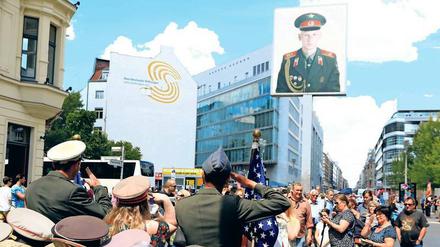  Der Checkpoint Charlie ist beliebt bei Touristen.