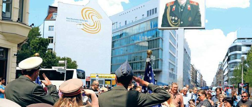  Der Checkpoint Charlie ist beliebt bei Touristen.