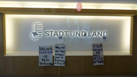 Das Foyer der Wohnungsbaugesellschaft Stadt und Land am Dienstag. Die Hausbesetzer sind zu Besuch. 