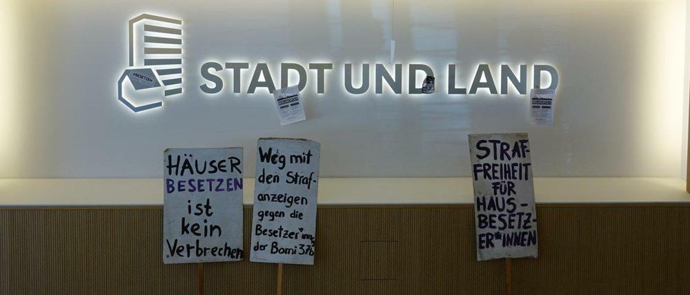 Das Foyer der Wohnungsbaugesellschaft Stadt und Land am Dienstag. Die Hausbesetzer sind zu Besuch. 