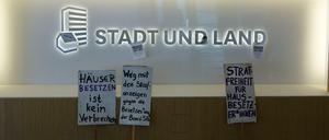 Das Foyer der Wohnungsbaugesellschaft Stadt und Land am Dienstag. Die Hausbesetzer sind zu Besuch. 