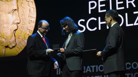 Nicht um den Hals, sondern in die Hand: Peter Scholze bekommt seine Medaille nach Mathematikerart.