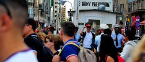 Viele Touristen, chaotischer Verkehr auf der engen Straße: Der ehemalige Grenzübergang Checkpoint Charlie heute.