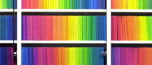 Bücher der "edition suhrkamp". Bei Suhrkamp erschienen Adornos und Benjamins gesammelte Werke, herausgegeben von Rolf Tiedemann. 