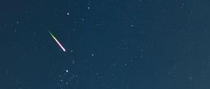 Sternschnuppe am Nachthimmel über Brandenburg.