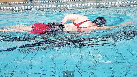 Schwimmende Bloggerin. Bianca Tchinda im Pool. 