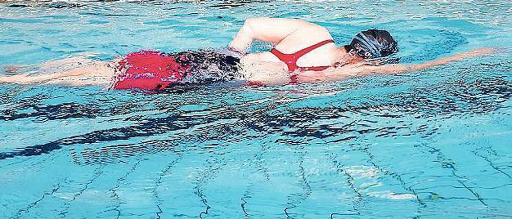 Schwimmende Bloggerin. Bianca Tchinda im Pool.