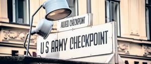 Ziemlich zentral. Und derzeit hoch umstritten: der Checkpoint Charlie. 