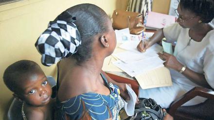 Eine Mutter und ihr Kind in einer Aids-Klinik in Nigeria.
