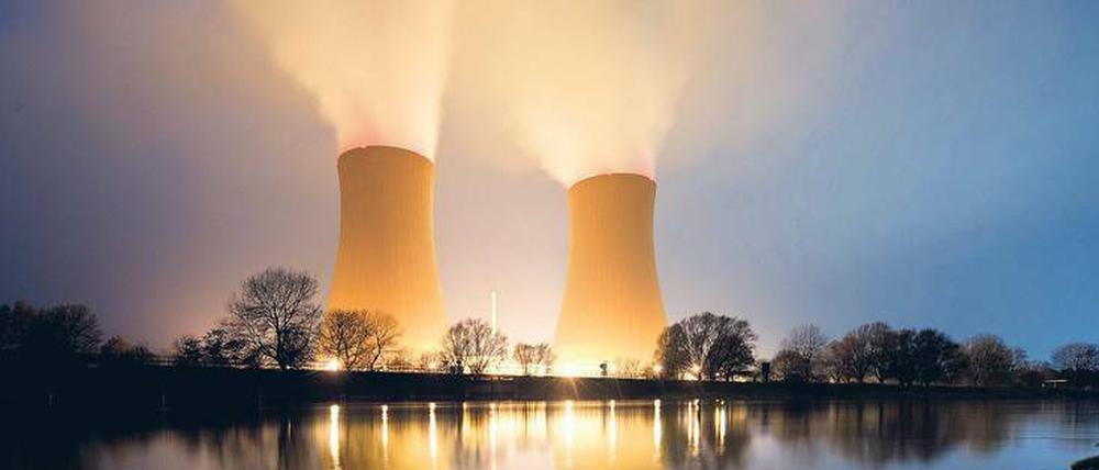 Zu heiß fürs Akw: Das Atomkraftwerk Grohnde drosselt seine Produktion. Wenn das warme Kühlwasser in die Flüsse kommt, sterben die Fische, weil das warme Wasser zu wenig Sauerstoff enthält.