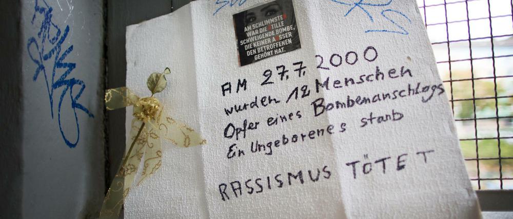 Am S-Bahnhof Wehrhahn erinnert eine Pappe mit Aufschrift an den Anschlag.