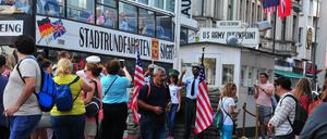 Checkpoint Charlie auf der Friedrichstraße zwischen Koch- und Zimmerstraße.
