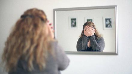 Sich den Tatsachen stellen. Wenn wir wissen, dass die Ursache unserer seelischen Wunden immer in fehlender Begegnung zu finden ist, haben wir damit zugleich den Schlüssel für unsere Heilung: die Fähigkeit, den inneren und äußeren Dialog zu entwickeln und auf dieser Grundlage zu unserer tatsächlichen Identität zu finden. Foto: Ina Fassbender/dpa