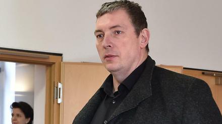 Der AfD-Landtagsabgeordnete Jan-Ulrich Weiß vor dem Landgericht Neuruppin.