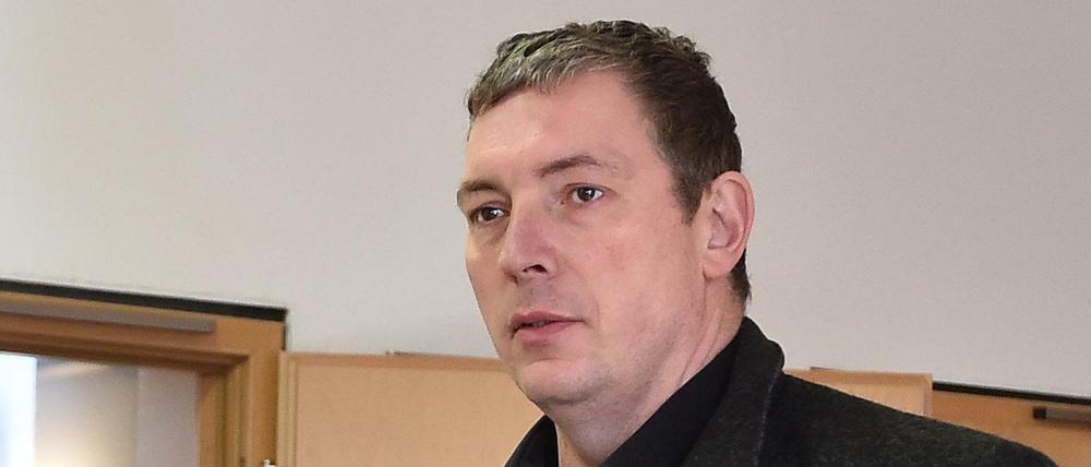 Der AfD-Landtagsabgeordnete Jan-Ulrich Weiß vor dem Landgericht Neuruppin.