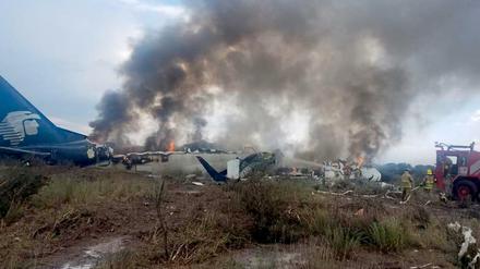 Das brennende und qualmende Wrack des abgestürzten Flugzeugs in Mexiko.