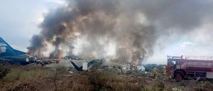 Das brennende und qualmende Wrack des abgestürzten Flugzeugs in Mexiko.