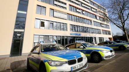 Polizeiwagen stehen vor einer Polizeiwache in Gelsenkirchen.