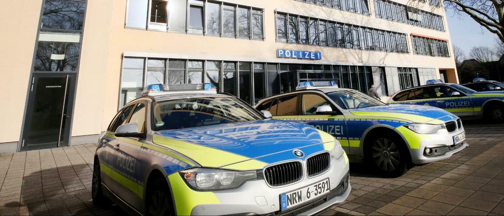 Polizeiwagen stehen vor einer Polizeiwache in Gelsenkirchen.