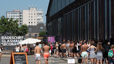 Warteschlange vor dem Badeschiff 