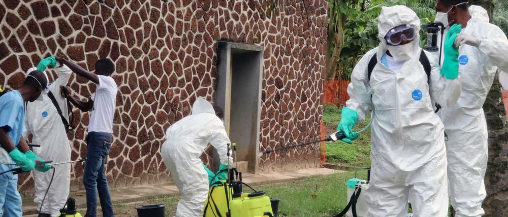 Mitarbeiter des Gesundheitsamtes desinfizieren ein Gebäude des Krankenhauses in Mbandaka. 