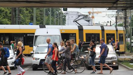 Fußgängerstolz. Mag sein, dass woanders die Autofahrer das Sagen haben - in Berlin sind aber auch die Fußgänger selbstbewusst. Wer am Zebrastreifen wartet, macht sich verdächtig.