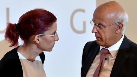 Die Brandenburger Gesundheitsministerin Diana Golze (Die Linke) im Gespräch mit Detlev Mohr, Präsident des Landesgesundheitsamtes.