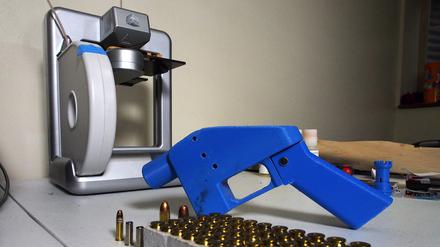 Zum Selbermachen. Eine Pistole vom Typ "Liberator" neben einem 3D-Drucker.