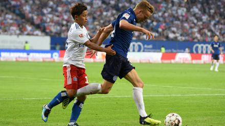 Hamburgs Tatsuya Ito (l.) versucht, Jannik Dehm aufzuhalten.