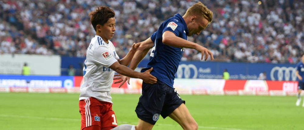Hamburgs Tatsuya Ito (l.) versucht, Jannik Dehm aufzuhalten.