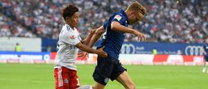 Hamburgs Tatsuya Ito (l.) versucht, Jannik Dehm aufzuhalten. 