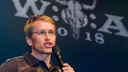Ein Herz für Heavy Metal: Schleswig-Holsteins CDU-Ministerpräsident Daniel Günther beim Festival in Wacken.