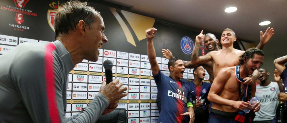 Locker und kumpelhaft. So kennt man Thomas Tuchel eigentlich nicht.