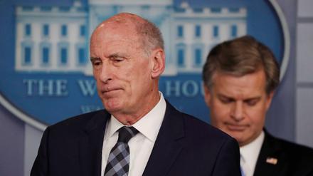 Geheimdienstdirektor Dan Coats und FBI-Chef Christopher Wray während der Pressekonferenz im Weißen Haus.