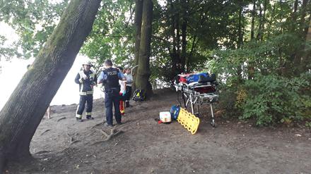 Rettungskräfte und Polizisten versuchen am Mittwoch, den leblosen Mann aus dem Weißen See zu bergen. 