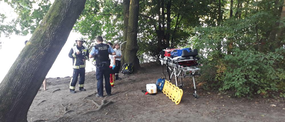 Rettungskräfte und Polizisten versuchen am Mittwoch, den leblosen Mann aus dem Weißen See zu bergen. 