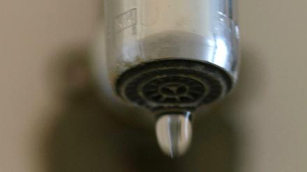 Ein tropfender Wasserhahn (Symbolbild).