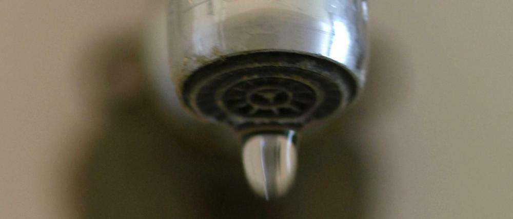 Ein tropfender Wasserhahn (Symbolbild).